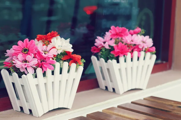 Vaso di fiori artificiali — Foto Stock