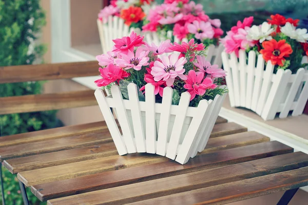 Maceta de flores artificiales — Foto de Stock