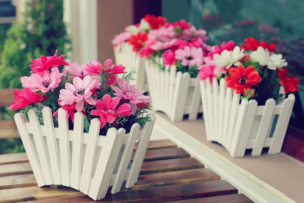 Konstgjorda blommor potten — Stockfoto