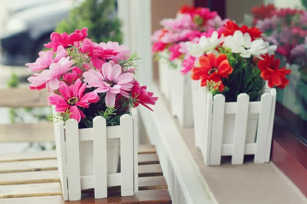 Vaso di fiori artificiali — Foto Stock