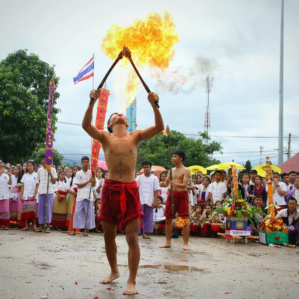 Artes escénicas espada de fuego danza, tradiciones culturales — Foto de Stock