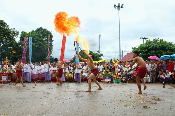 Artes escénicas espada de fuego danza, tradiciones culturales — Foto de Stock