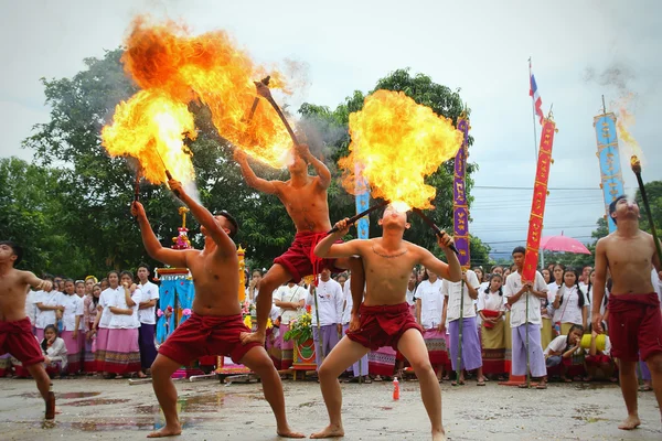 表演艺术火剑舞，文化传统 — 图库照片