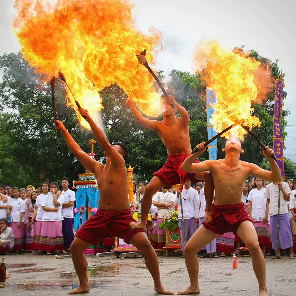 Artes escénicas espada de fuego danza, tradiciones culturales — Foto de Stock