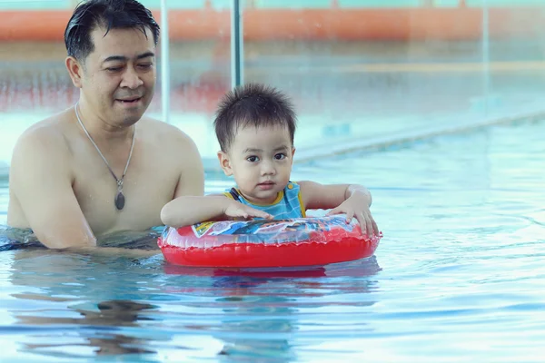 Asiatisk familj i poolen — Stockfoto