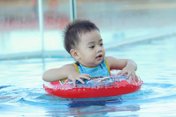 Asiatico bambino in piscina — Foto Stock