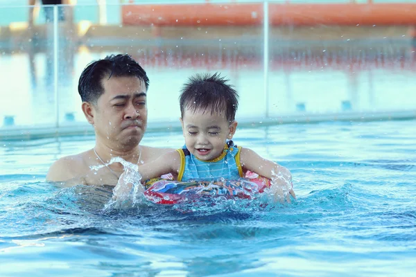 Asiática família na piscina — Fotografia de Stock