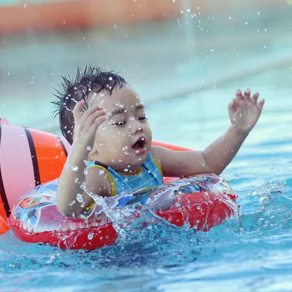 Asiático niño en piscina — Foto de Stock