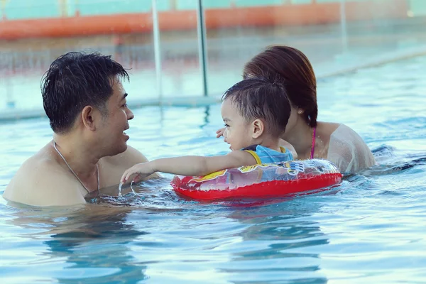 Familie im Schwimmbad — Stockfoto