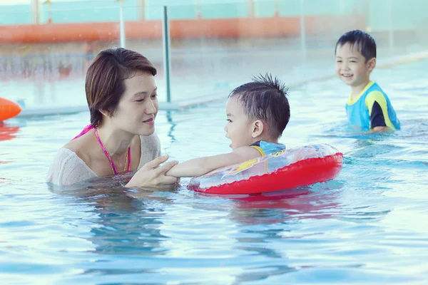 Aile içinde Yüzme Havuzu — Stok fotoğraf