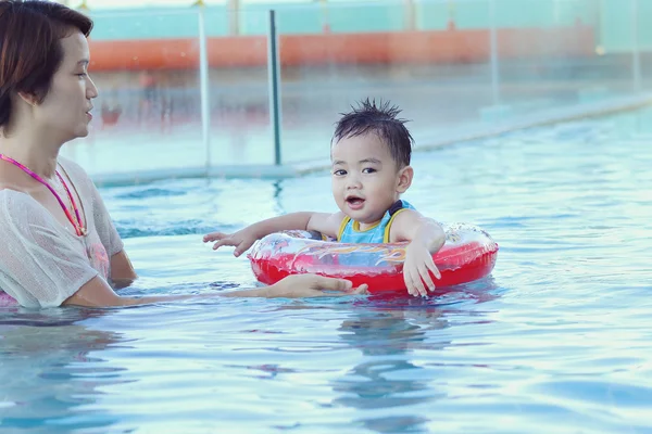 Aile içinde Yüzme Havuzu — Stok fotoğraf