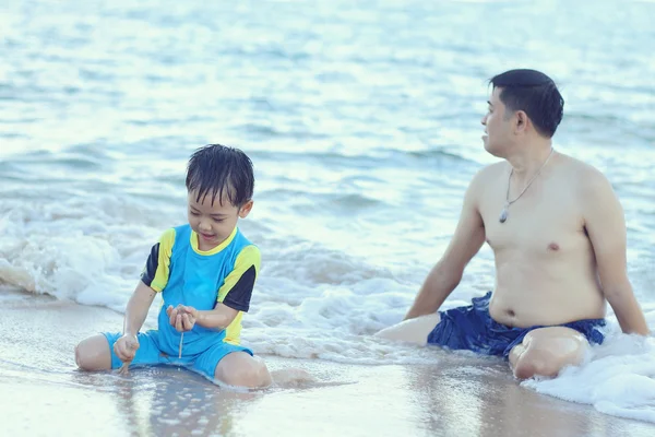 Barnen på stranden — Stockfoto