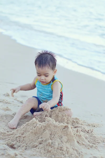 Barnen på stranden — Stockfoto