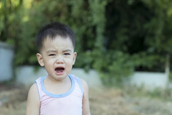 Asyalı çocuk ağlıyor — Stok fotoğraf