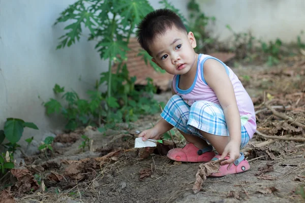 Asiatico ragazzo giocare su il terra — Foto Stock