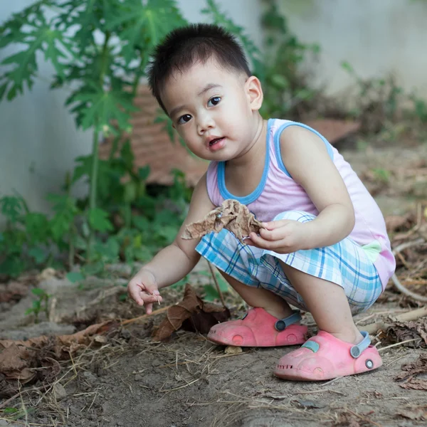 Asiatico ragazzo giocare su il terra — Foto Stock