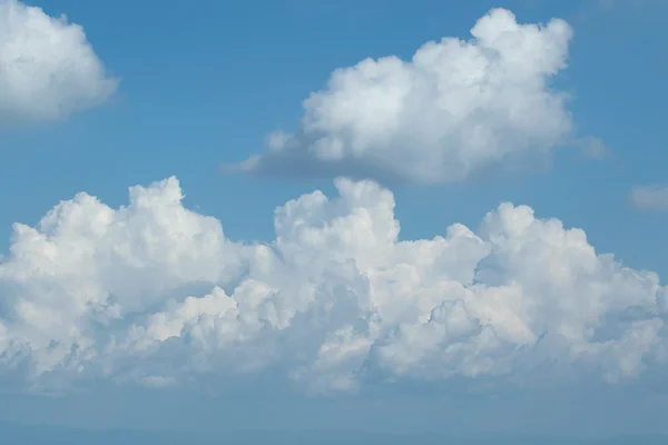 Cielo azul y couds — Foto de Stock