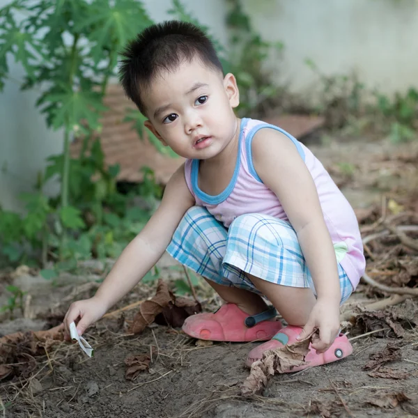 アジアの少年の地面で遊ぶ — ストック写真