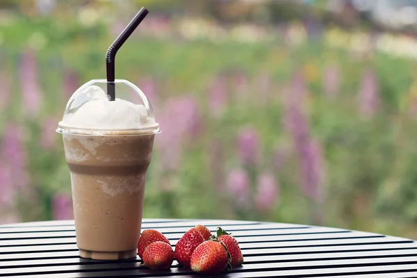 Ice Cappuccino på bordet — Stockfoto