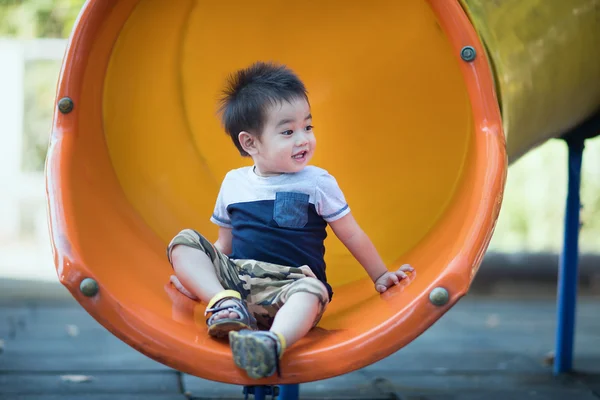 Asiático menino no parque de diversões — Fotografia de Stock