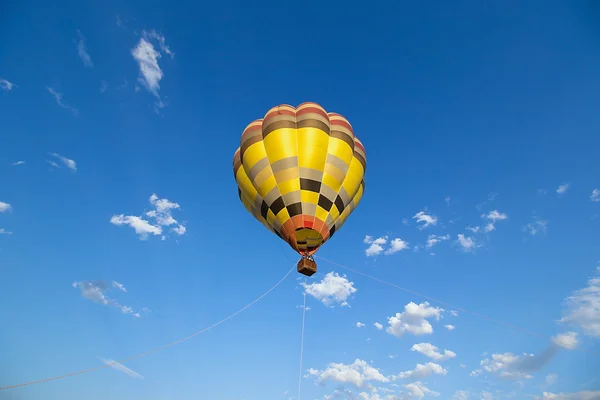 Balon ve mavi gökyüzü — Stok fotoğraf