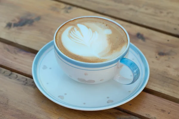 Varmt kaffe på ett träbord — Stockfoto