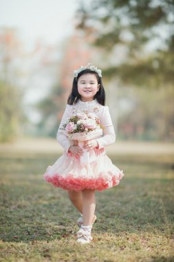 bir kız ve arka plan bulanık