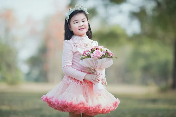 Uma menina e fundo embaçado — Fotografia de Stock