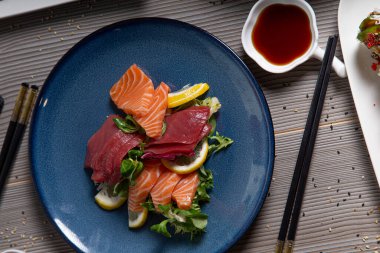 Çeşit çeşit çiğ balık yemeğinin kapalı görüntüsü. en üstteki görünüm