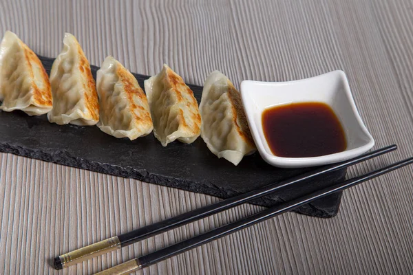 Des Gyozas Poulet Servi Sur Vaisselle Ardoise Avec Baguettes Sauce — Photo