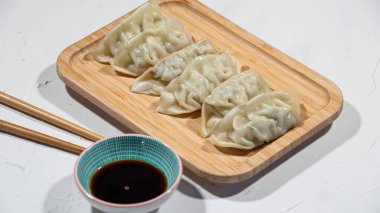 Bir tepsi Japon gyoza aperatiflerini bir restoranda ya da mutfakta görmek..