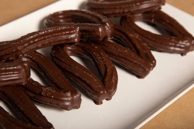 Çikolata kaplı İspanyol usulü kızarmış hamur tatlısı.