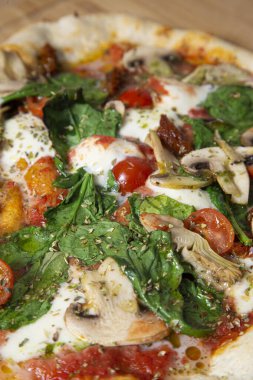 Sebzeli pizzaya yakın çekim. Dikey resim.