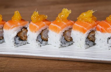 Haşlanmış somon ve karidesli suşi. Suşi menüsü. Japon yemeği.