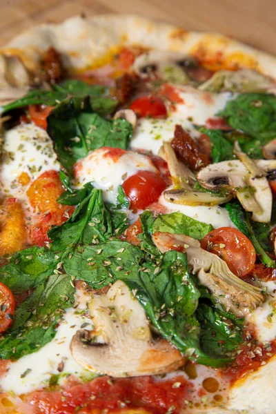 Sebzeli pizzaya yakın çekim. Dikey resim.