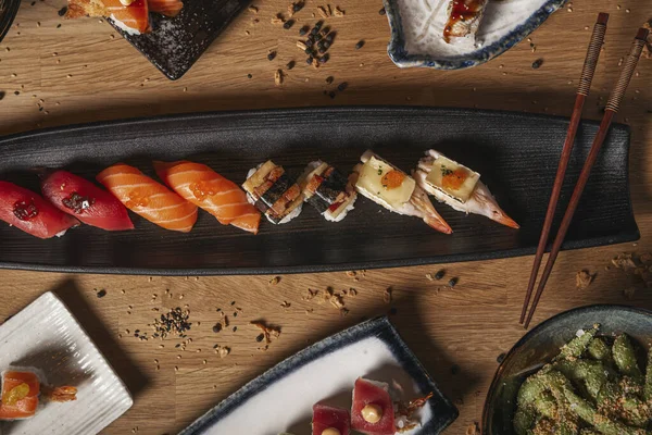 Restoran masasında çeşitli zenciler var. Japon yemeği.