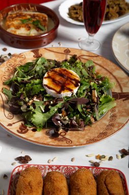 Restoran masasındaki keçi salatasını kapat. Dikey resim.