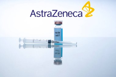 Barselona / İspanya - 17 Şubat 2021: AstraZeneca araştırmalarından Coronavirus 'a karşı aşı.