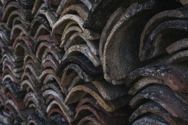 Eski çatı kiremitleri. Seçici odak