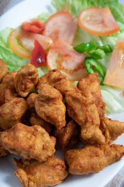 Geleneksel Hint tavuğu Pakora izole edilmiş. Dikey resim