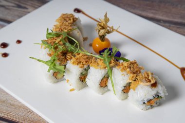 Çıtır soğanlı vejetaryen suşi. Japon yemeği..