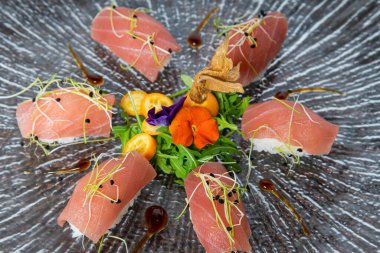 Nigiri suşisini çiçekli ton balığıyla kapat.
