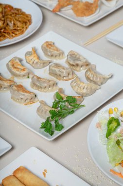 Çin usulü kızarmış köfteler ördek. Çin menüsü. Doğu yemekleri..