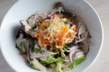 Bahçeden alınmış sebzeli salata kasede servis ediliyor.