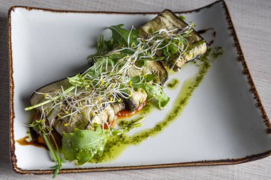 Patlıcanla yapılmış bir tabak ravioli. Yaratıcı vegan mutfağı