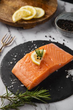 Limonlu ve biberiyeli somon filetosu.