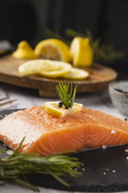 Limonlu ve biberiyeli somon filetosu.