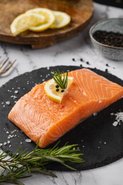 Limonlu ve biberiyeli somon filetosu.