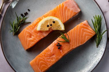 Limonlu iki somon fileto bir dal biberiye ve biber.