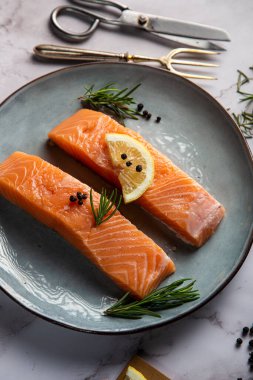 Limonlu iki somon fileto bir dal biberiye ve biber. Dikey resim